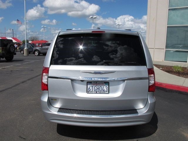 Chrysler Town and Country 2012 photo 2