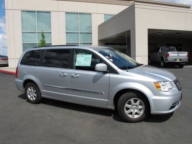 Chrysler Town and Country 2012 photo 3