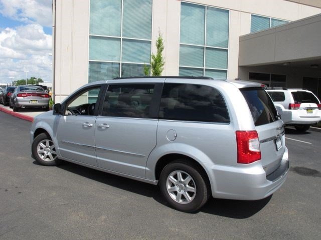 Chrysler Town and Country 2012 photo 4