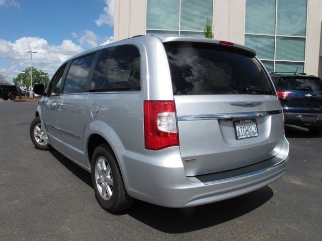 Chrysler Town and Country 2012 photo 5