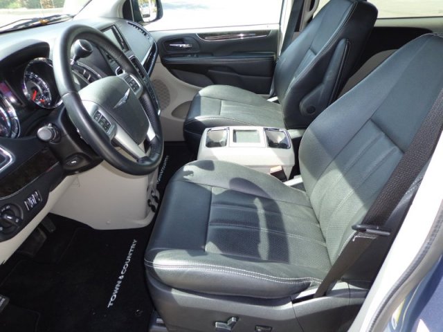 Chrysler Town and Country 2012 photo 5
