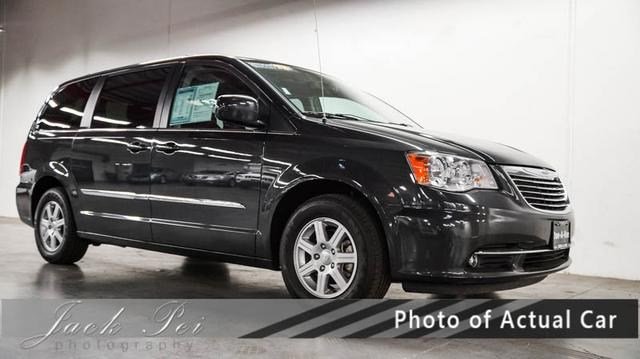 Chrysler Town and Country 2012 photo 4