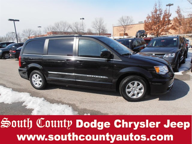 Chrysler Town and Country 2012 photo 1