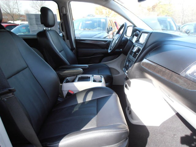 Chrysler Town and Country 2012 photo 2