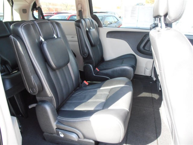 Chrysler Town and Country 2012 photo 3