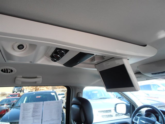 Chrysler Town and Country 2012 photo 4