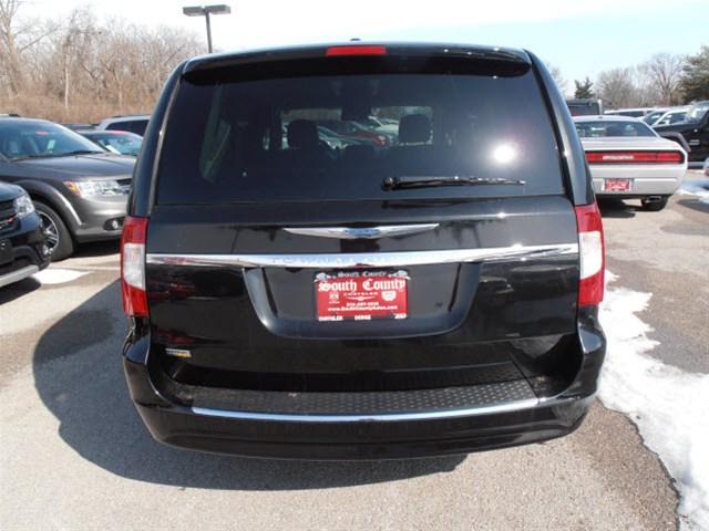 Chrysler Town and Country 2012 photo 5