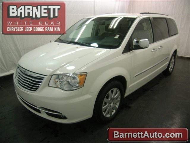 Chrysler Town and Country 2012 photo 2