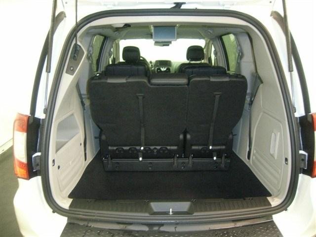 Chrysler Town and Country 2012 photo 3