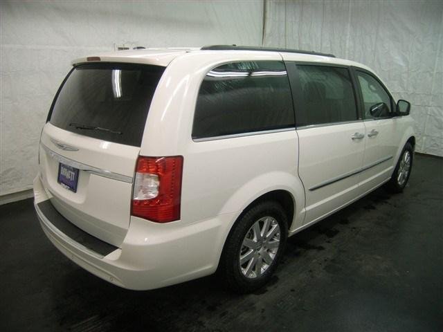 Chrysler Town and Country 2012 photo 5