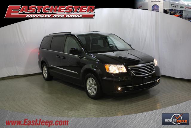 Chrysler Town and Country 2012 photo 2