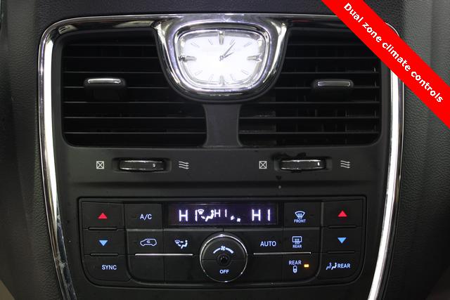 Chrysler Town and Country 2012 photo 3