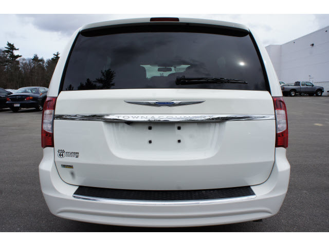 Chrysler Town and Country 2012 photo 1