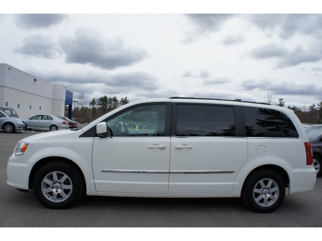 Chrysler Town and Country 2012 photo 3