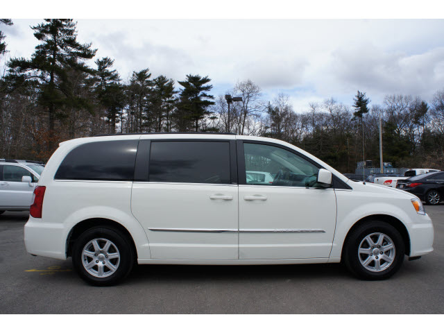 Chrysler Town and Country 2012 photo 5