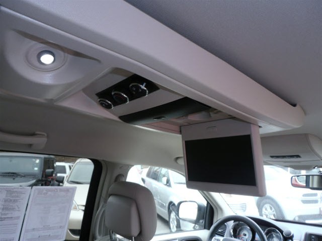 Chrysler Town and Country 2012 photo 1