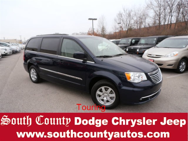 Chrysler Town and Country 2012 photo 2