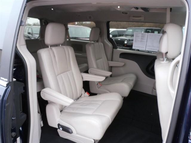 Chrysler Town and Country 2012 photo 5