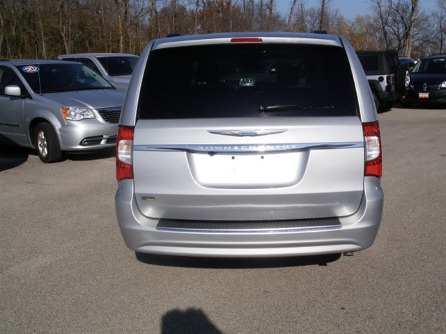 Chrysler Town and Country 2012 photo 1