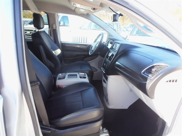 Chrysler Town and Country 2012 photo 2
