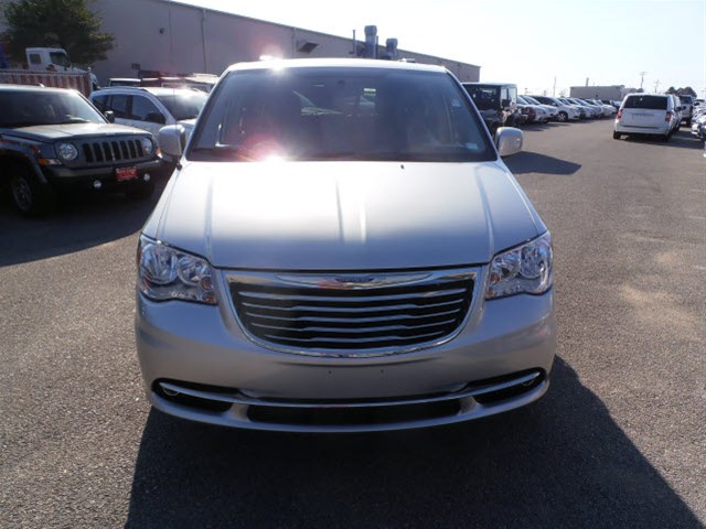 Chrysler Town and Country 2012 photo 3