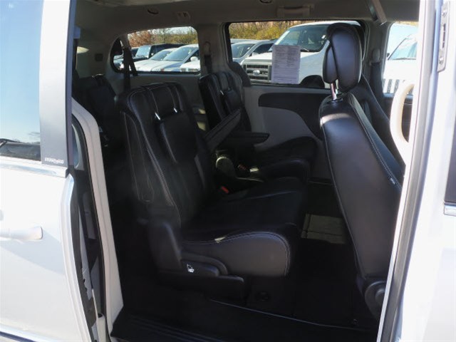 Chrysler Town and Country 2012 photo 5