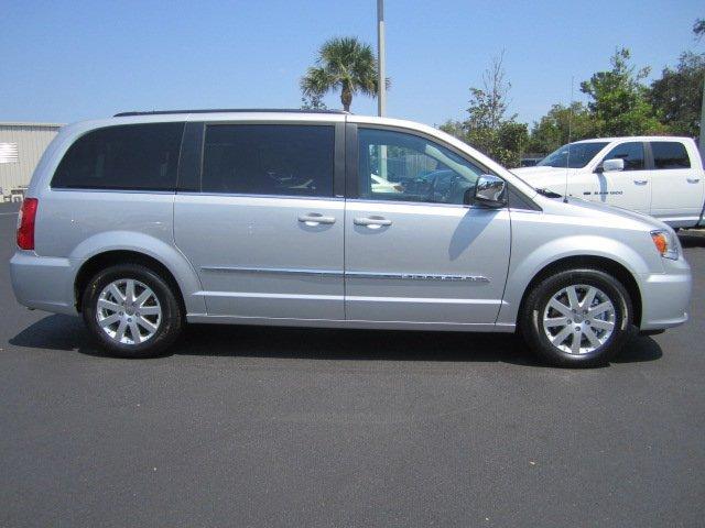 Chrysler Town and Country 2012 photo 1