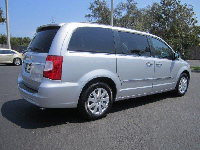 Chrysler Town and Country 2012 photo 2