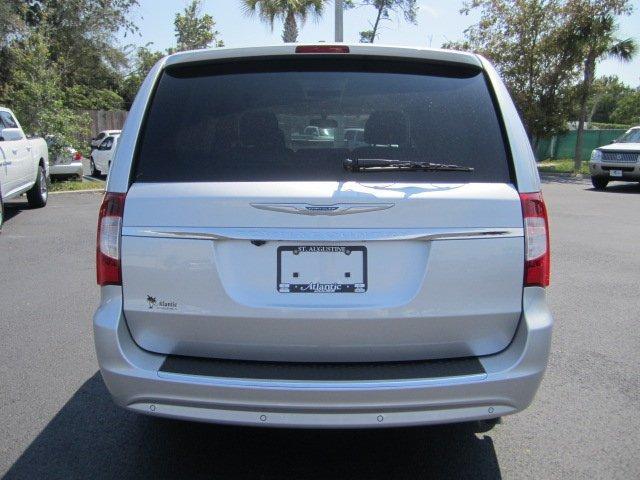 Chrysler Town and Country 2012 photo 3