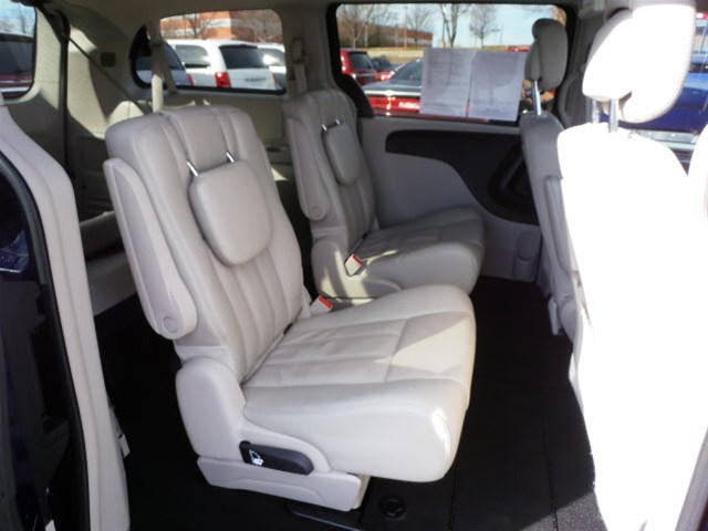 Chrysler Town and Country 2012 photo 2