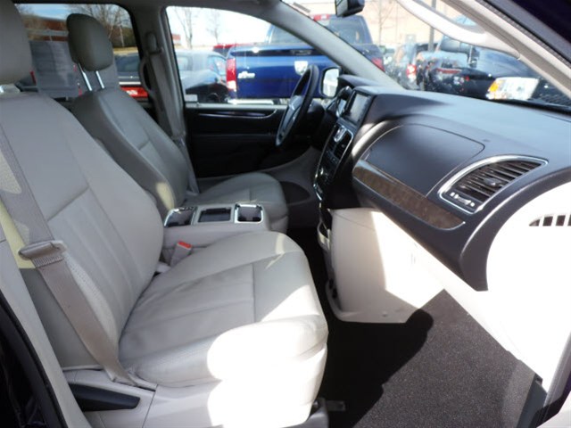 Chrysler Town and Country 2012 photo 3