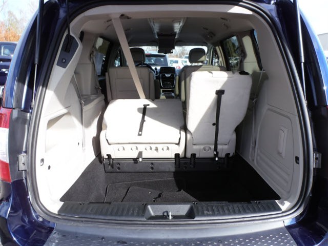 Chrysler Town and Country 2012 photo 4