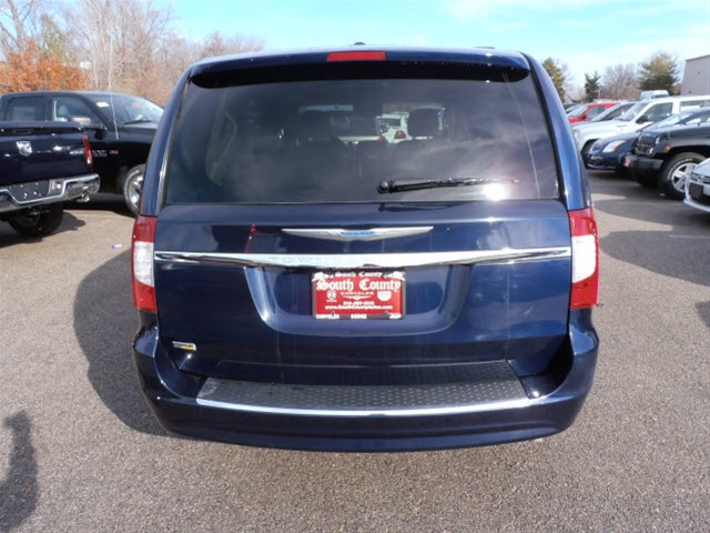 Chrysler Town and Country 2012 photo 5
