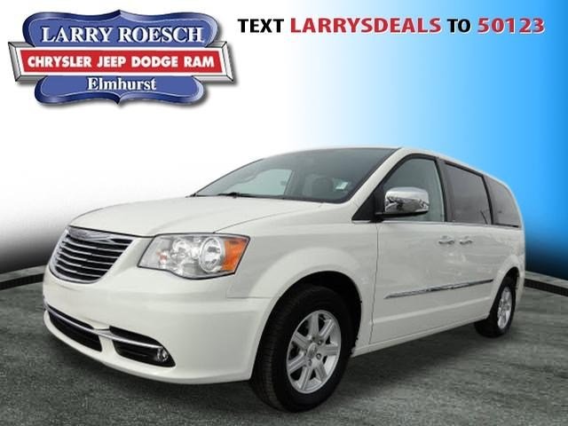 Chrysler Town and Country 2012 photo 2