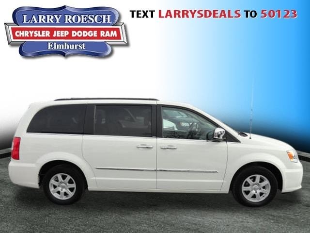 Chrysler Town and Country 2012 photo 3