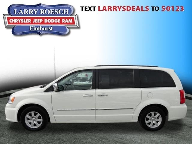 Chrysler Town and Country 2012 photo 5