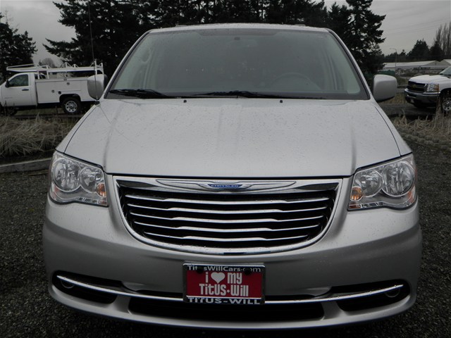 Chrysler Town and Country 2012 photo 2