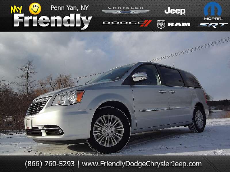Chrysler Town and Country 2012 photo 2
