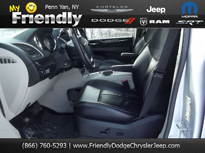 Chrysler Town and Country 2012 photo 3