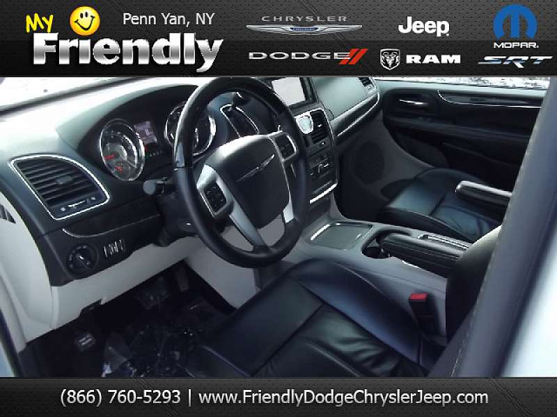 Chrysler Town and Country 2012 photo 4