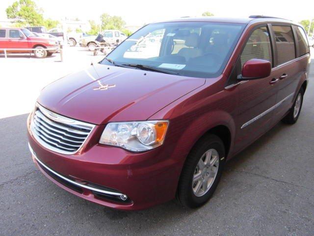 Chrysler Town and Country 2012 photo 2