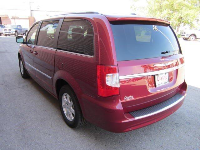 Chrysler Town and Country 2012 photo 3