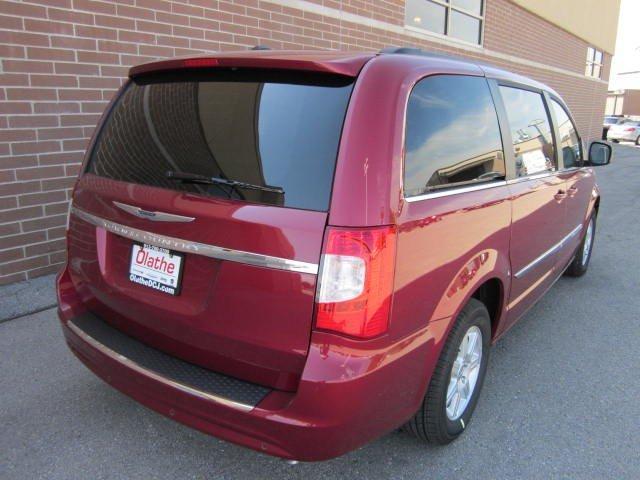 Chrysler Town and Country 2012 photo 4