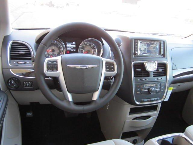 Chrysler Town and Country 2012 photo 5
