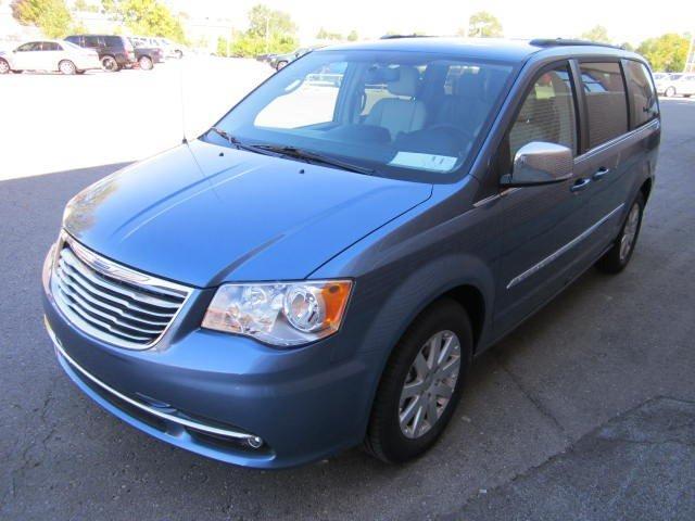 Chrysler Town and Country 2012 photo 2
