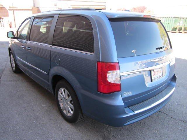 Chrysler Town and Country 2012 photo 3