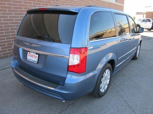 Chrysler Town and Country 2012 photo 4