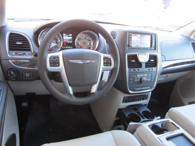 Chrysler Town and Country 2012 photo 5