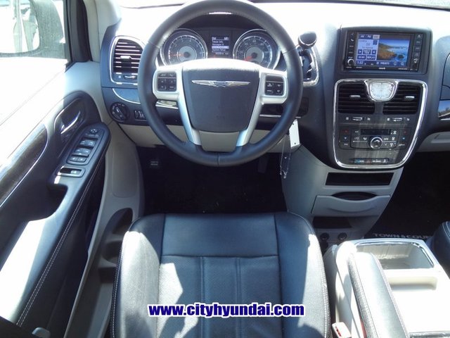 Chrysler Town and Country 2012 photo 1