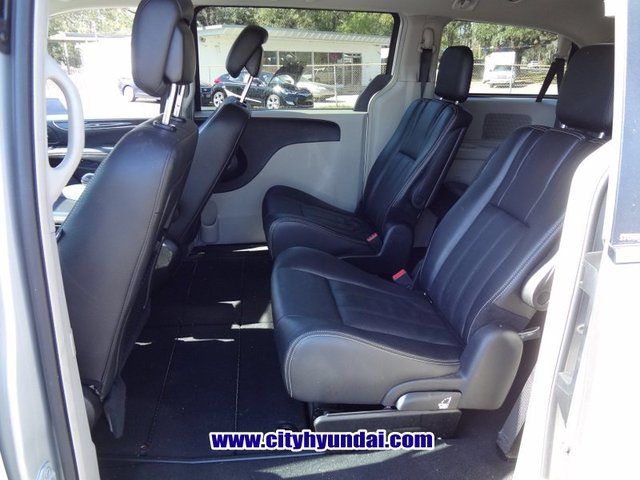 Chrysler Town and Country 2012 photo 2